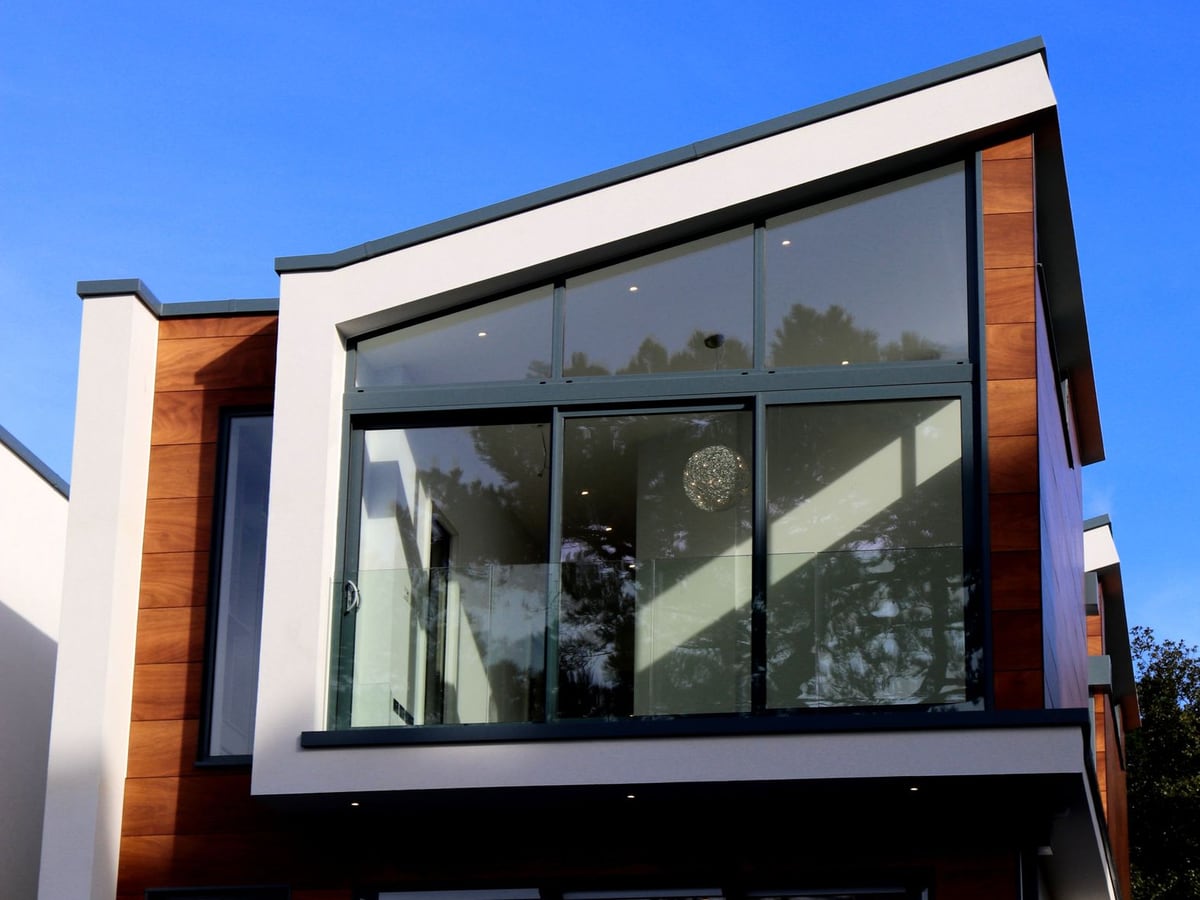 Maison contemporaine aux volumes enduits blancs et grandes ouvertures vitrées