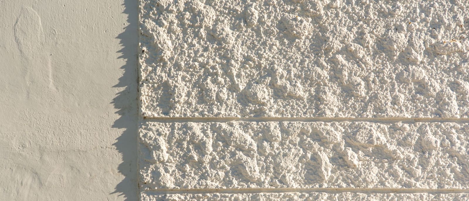 Enduit de façade taloché, grain régulier et joints creux