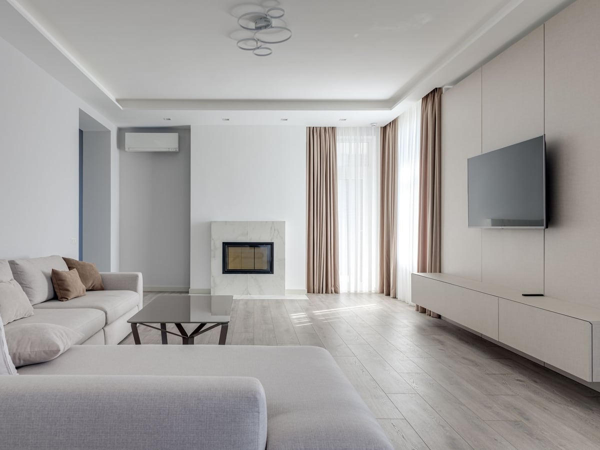 Séjour rénové très lumineux, murs clairs repris et parquet posé