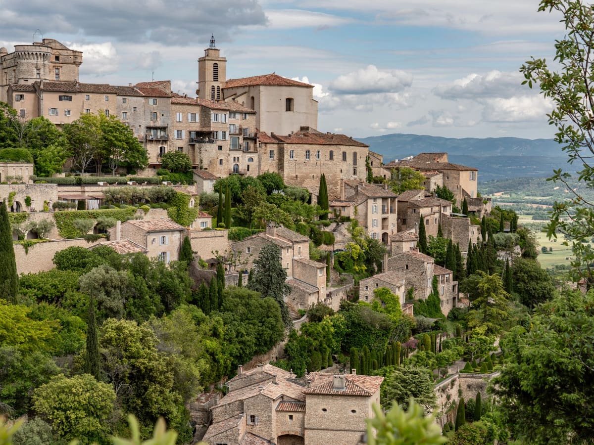 Village de pierre en terrasses sur une colline du Sud de la France